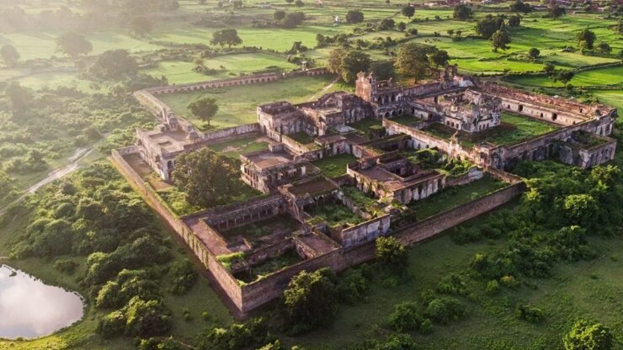 रोहतासगड किल्ला : रोहतासगड किल्ला हा देशातील सर्वाधिक प्राचीन किल्यांपैकी एक आहे. सोन नदिच्या काठावर वसलेला हा किल्ला रोहिताश्व राजाच्या नावाने ओळखला जातो असं म्हटलं जातं.