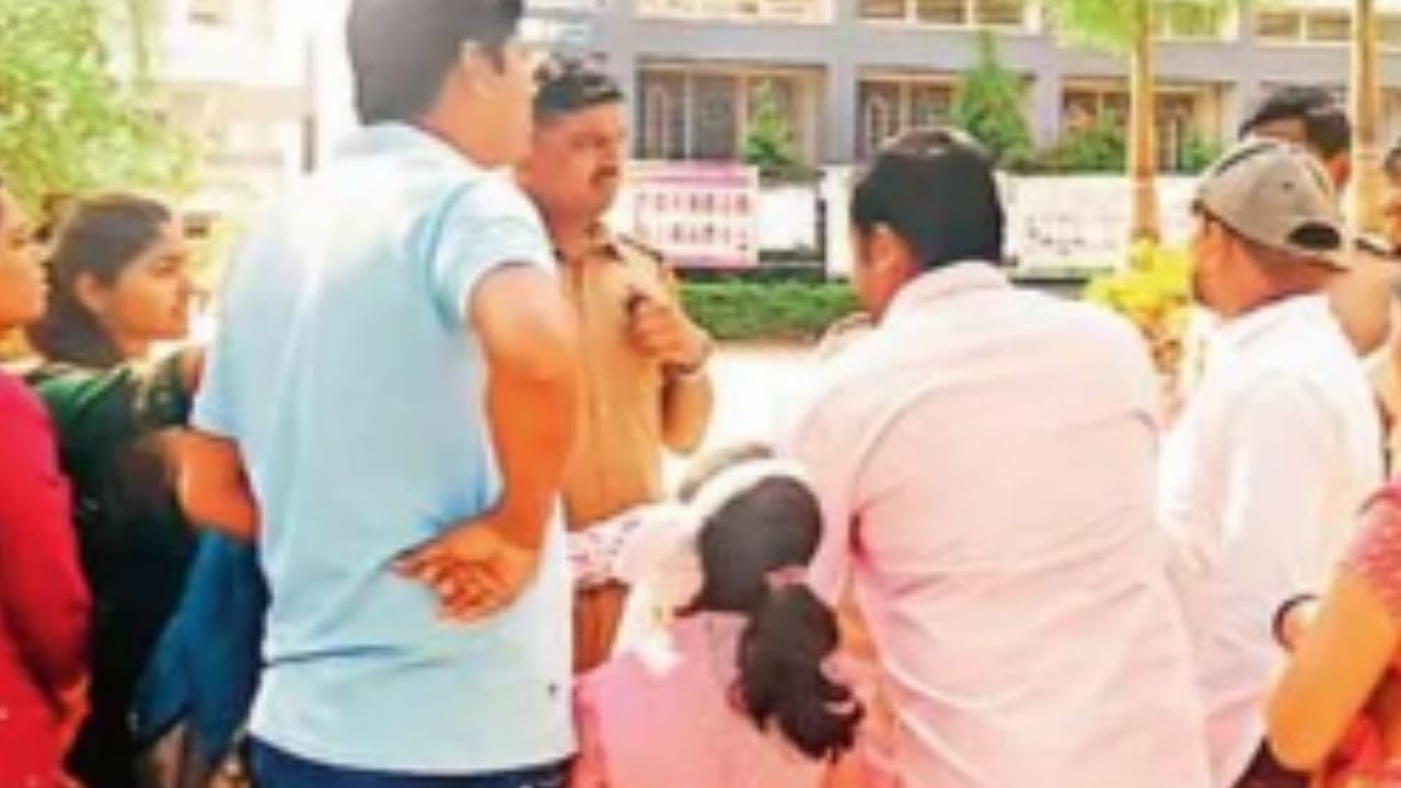 TET Exam : वेळेत पोहोचूनही परीक्षार्थीना गेटवरच रोखले; साताऱ्यात टीईटी परीक्षा केंद्रावर गोंधळ