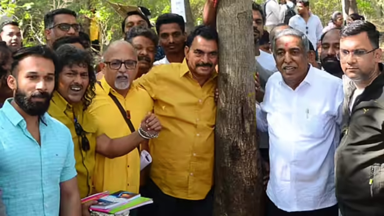 “मी माझा जीव देईन पण झाडे तोडू देणार नाही…”,नाशिकच्या तपोवनातील झाडे तोडण्याविरुद्ध सयाजी शिंदे यांची आक्रमक भूमिका “मी माझा जीव देईन पण झाडे तोडू देणार नाही…”,नाशिकच्या तपोवनातील झाडे तोडण्याविरुद्ध सयाजी शिंदे यांची आक्रमक भूमिका