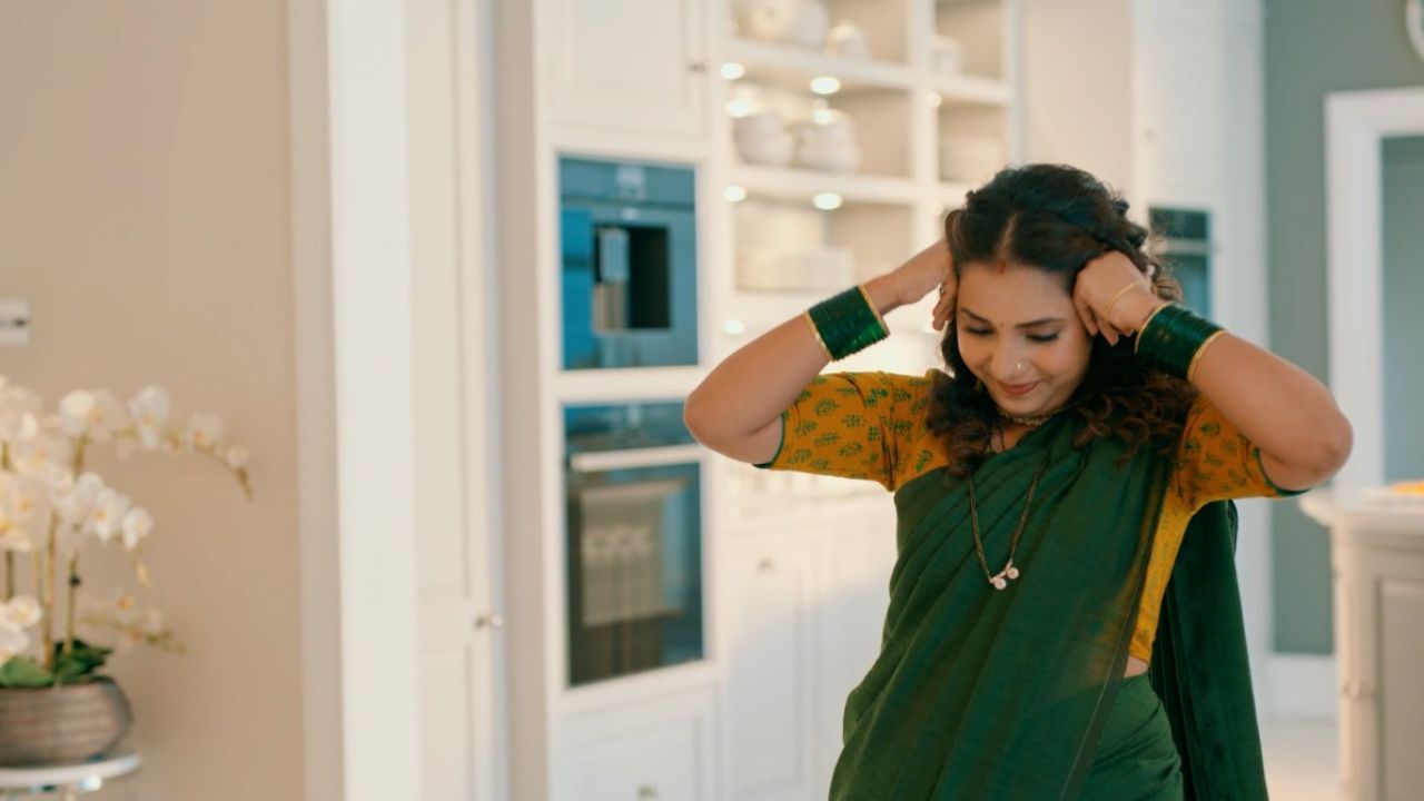 या फोटोमुळे सायली संजीव हिच्या सौदर्यांची चाहत्यांना भुरळ पडली आहे.मोकळे केस कानातले झुमके आणि हिरव्या बांगड्या या साधा मेकअप लूकला अधिकच खुलवत आहे. या फोटोमध्ये नवीन नवरी दिसत आहे. कपाळावर सिंदूर, हिरव्या बांगड्या तिचे सौदर्य अजूनच खुलवत आहे.