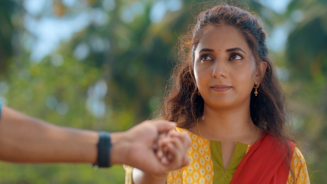 नारळी पोफळीच्या बागा’ या गाण्यात शशांक आणि सायली यांची रोमँटिक केमिस्ट्री दिसत आहे.या गाण्यातील लूक मध्ये अभिनेत्री सोज्वळ मुली सारखी साधी आणि गोड मुलगी दिसत आहे.