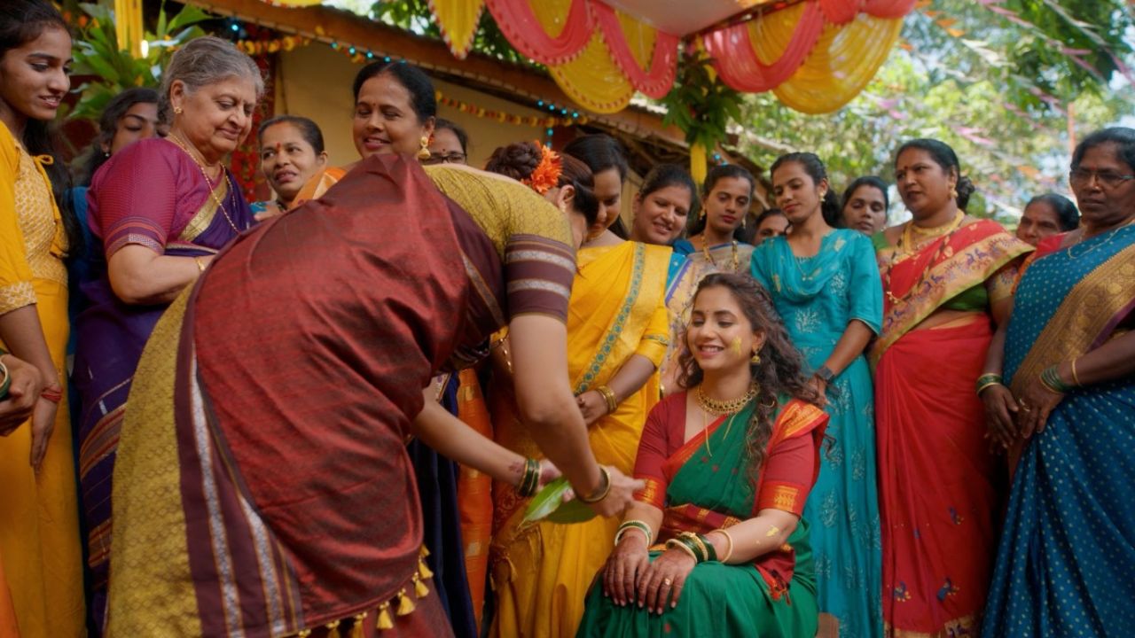 या फोटोत सायलीला हळद लावली जात आहे. या लूकमध्ये ती अजूनच खूलून दिसत आहे. यात तिने हातावर मेंहदी काढली आहे तर हातात हिरव्या बांगड्या घातल्या आहेत.यावेळी सायलीने डार्क हिरव्या रंगाची कॅटनची साडी नेसली आहे त्यावर चॉकलेटी रंगाचा ब्लाऊज घातला आहे. गळ्यात तिने मोत्याचा हार आणि कानात झुमके घातल्याने तिचा लूक अजून सुंदर दिसत आहे.