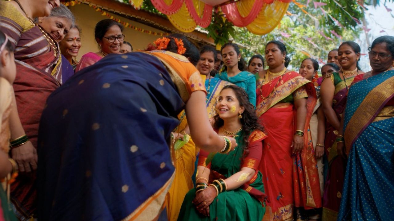 या फोटोमध्ये सायली संजीवची हळद होत आहे. हळदीसाठी अनेक जण जमलेली दिसत आहेत.