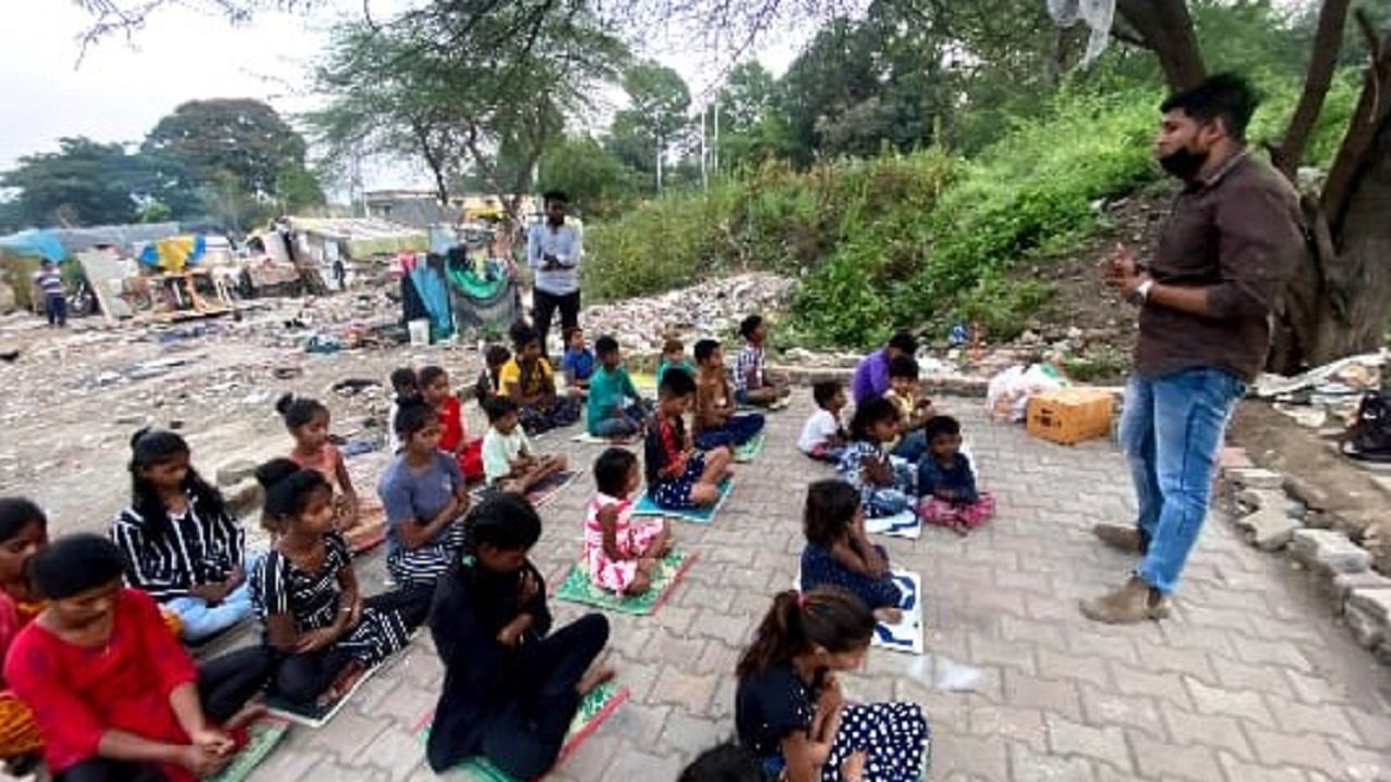 फुटपाथवरील मुलांचे जीवन उजळणारी ‘दादाची शाळा’; अभिजित पोखरणीकर व टीमची प्रेरणादायी सामाजिक चळवळ