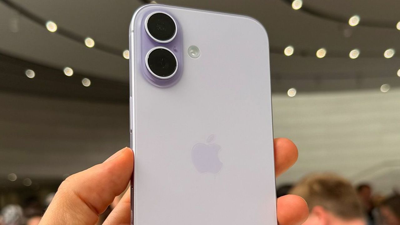 Tech Tips: स्मार्टफोन खरेदी करताच सर्वात आधी करा हे काम, वर्षानुवर्षे नव्यासारखा तुमचे डिव्हाईस… जाणून घ्या