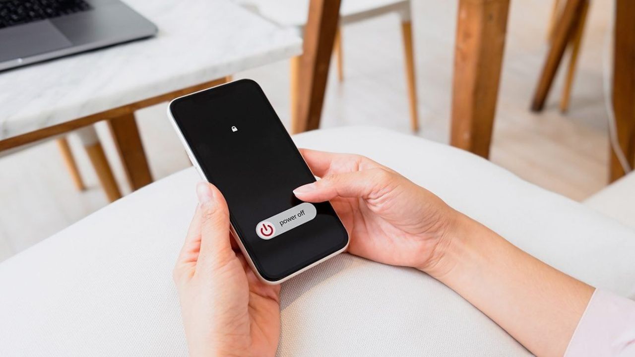 आता फक्त Restart वर टॅप करा आणि तुमचा फोन रीस्टार्ट होईल.