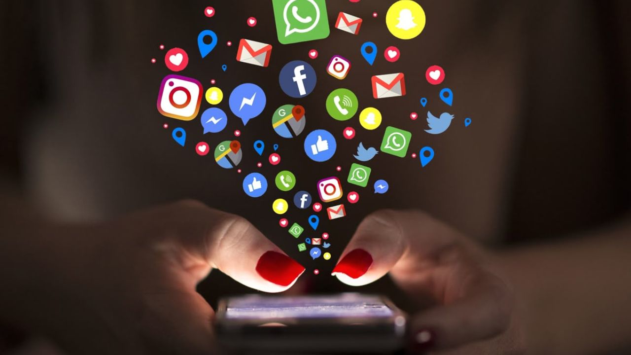 लपून – छपून ट्रॅक केलं जातंय तुमचं लोकेशन! धोक्यात आहे तुमची सिक्योरिटी, सुरक्षित राहण्यासाठी आत्ताच फॉलो करा या स्टेप्स