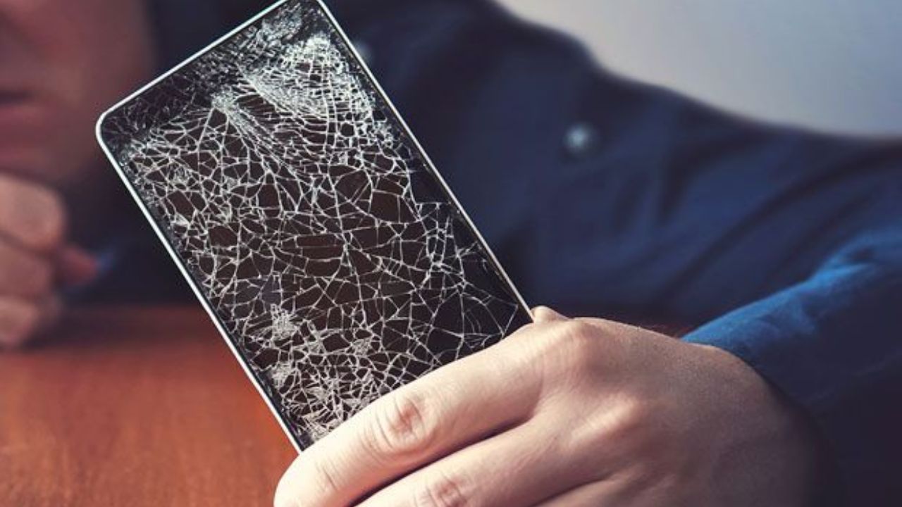 Tech Tips: तुमच्या स्मार्टफोनची स्क्रीन तुटली आहे का? मग चुकुनही करू नका ‘हे’ कामं, नाहीतर डबल होईल खर्च