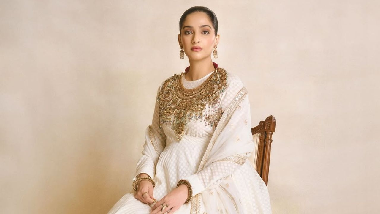 या ड्रेस वर तिने साधा मेकअप, वेणी घातलेले केस, जड कानातले आणि ब्रेसलेट घालून तिचा लूक पूर्ण केला आहे. तसेच अभिनेत्रीने हातात बटवा देखील घेतला आहे. 