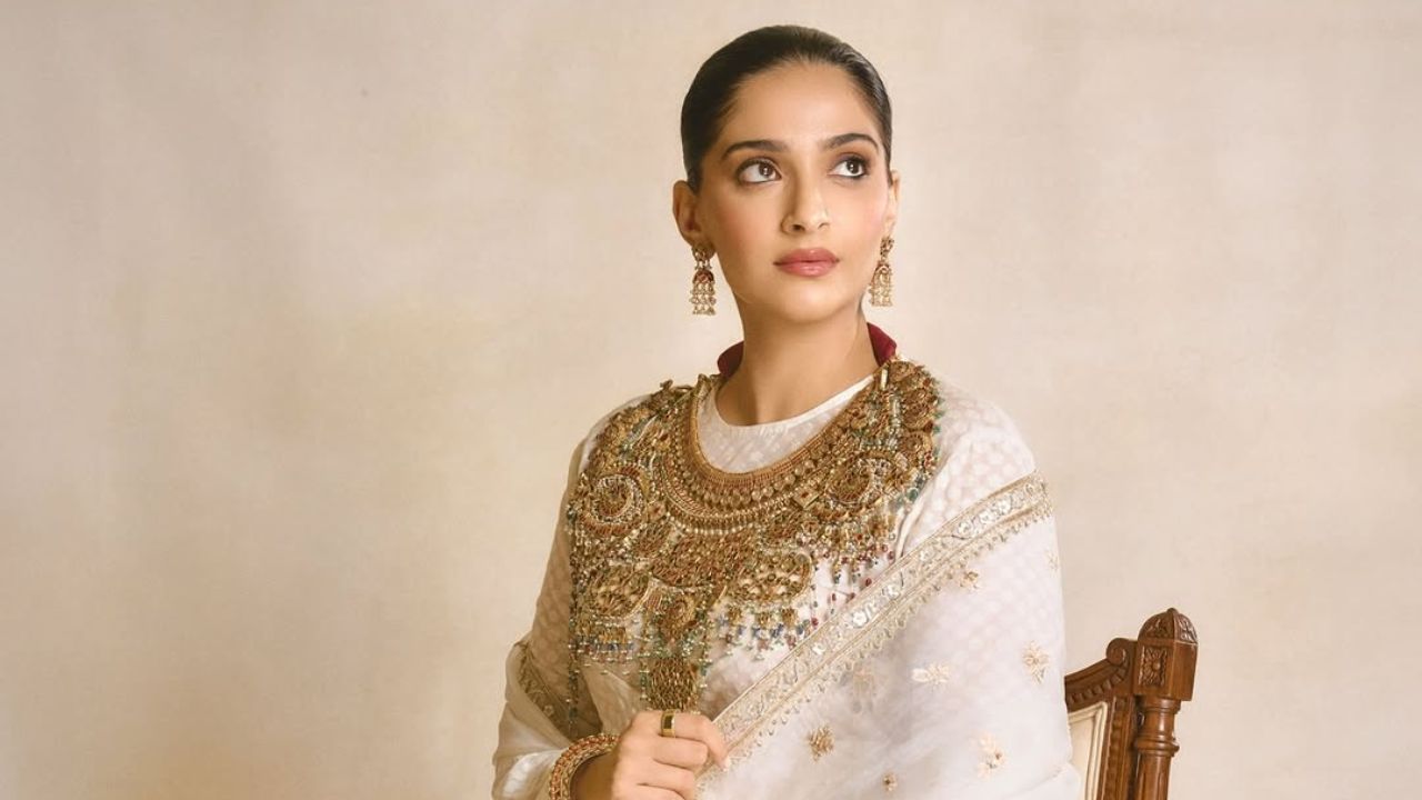 या शेअर केलेल्या फोटोमध्ये सोनमने पांढऱ्या रंगाचा अनारकली सूट परिधान केला आहे, ज्यासोबत तिने मॅचिंग धोती स्टाईल सलवार घातला होता. या फोटोमध्ये ती खूप सुंदर दिसत आहे. 