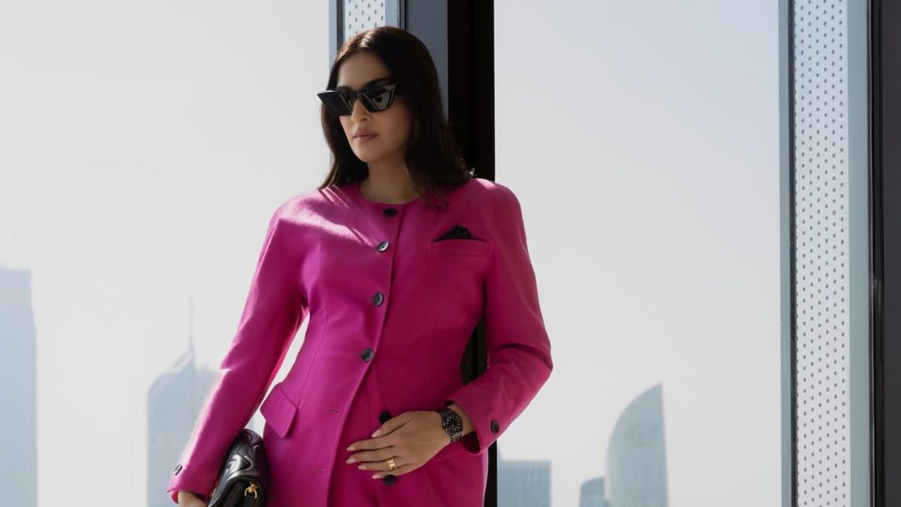 सोनमने तिच्या प्रेग्नेंसीची घोषणा अतिशय स्टायलिश पद्धतीने केली आहे. सोनमने हे फोटो शेअर करताना 