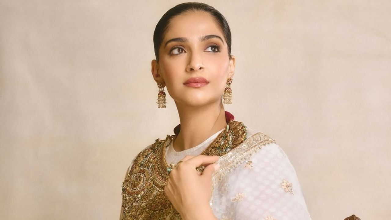 अभिनेत्रीने अलीकडेच तिच्या इन्स्टाग्राम अकाउंटवर तिच्या नवीनतम फोटोशूटमधील काही सुंदर फोटो शेअर केले आहेत, ज्यामध्ये ती तिच्या बेबी बंप दाखवताना दिसली आहे. 