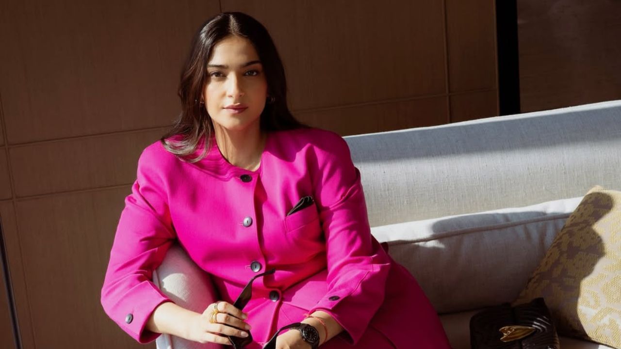 सोनम कपूरने गुलाबी रंगाच्या पोशाखात अनेक फोटो शेअर केले आहेत, ज्यामध्ये ती तिच्या बेबी बंप दाखवताना दिसत आहे. तसेच तिची स्टाईल चाहत्यांना आवडली आहे. 