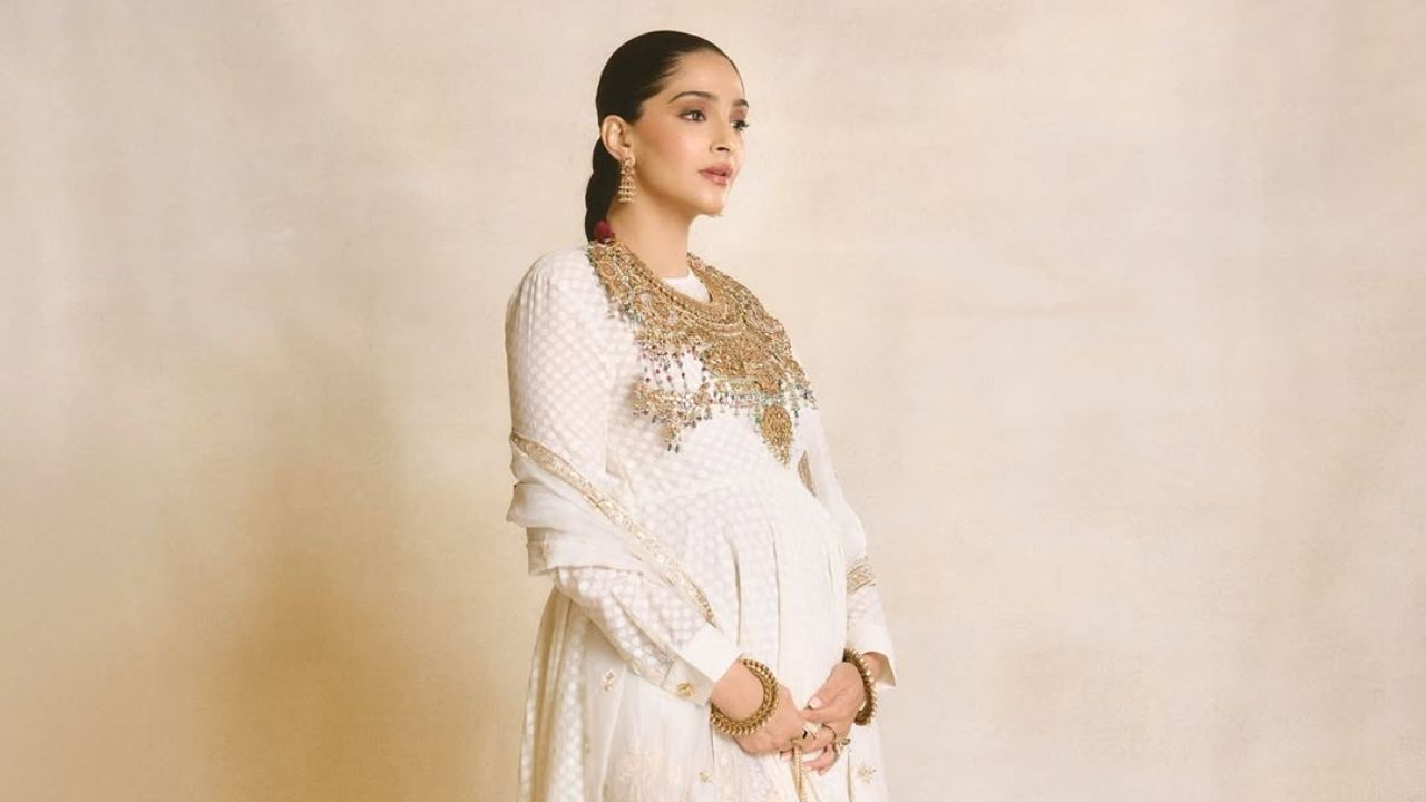 सफेद अनारकली ड्रेसमध्ये चमकली मॉम टू बी सोनम कपूर, क्युट बेबी बंप दाखवत शेअर केले PHOTOS