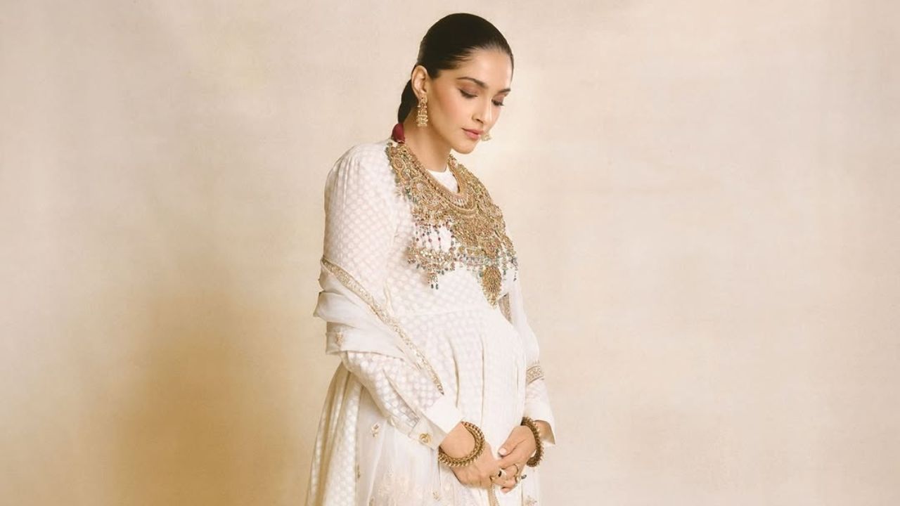 हे सुंदर फोटो शेअर करताना सोनम कपूरने कॅप्शनमध्ये लिहिले, 'हृदय बदलत नाही... फक्त इतरांसाठी धडकायला लागते.' असे लिहून तिने ही पोस्ट शेअर केली आहे. 