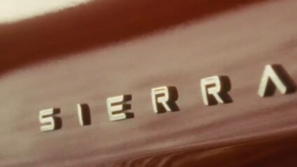 अनोख्या स्टाईलमध्ये दिसली Tata Sierra, टिझरमध्ये दिसला ट्रिपल स्क्रिन डॅशबोर्ड