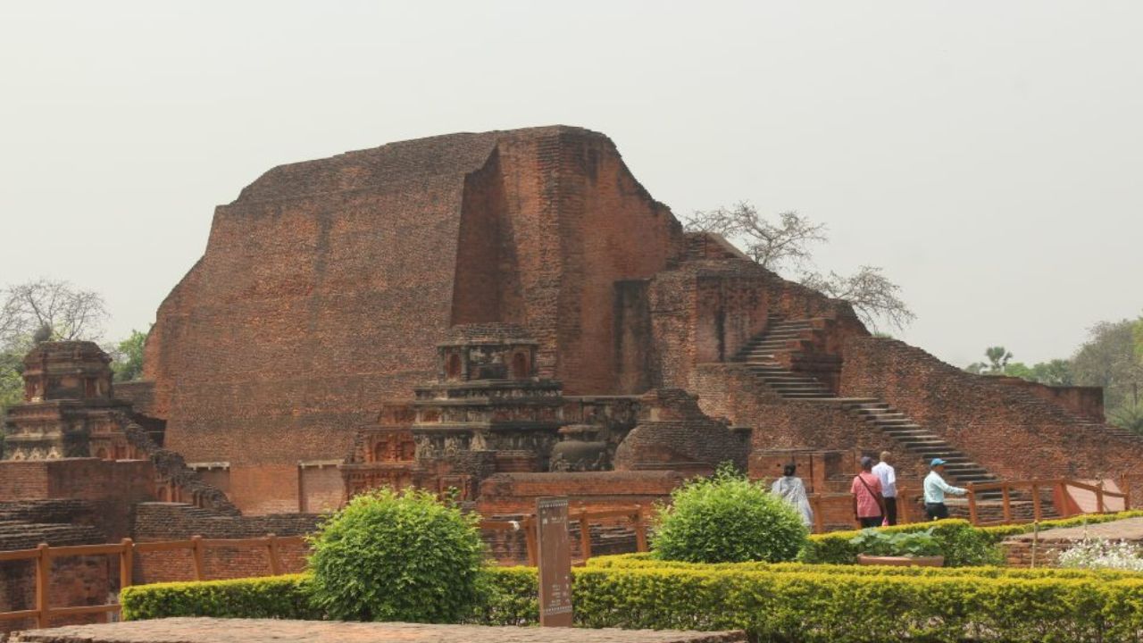 तेलहारा: तेलहारा हे एक प्रमुख पुरतत्वीय स्थळ आहे. बौद्ध संस्कृतीतील शैक्षणिक केंद्र म्हणून एकेकाळी याची ओळख होती. खास या ठिकाणाला भेट देण्यासाठी नालंदा जिल्ह्यात पर्यटक आवर्जून येतात.