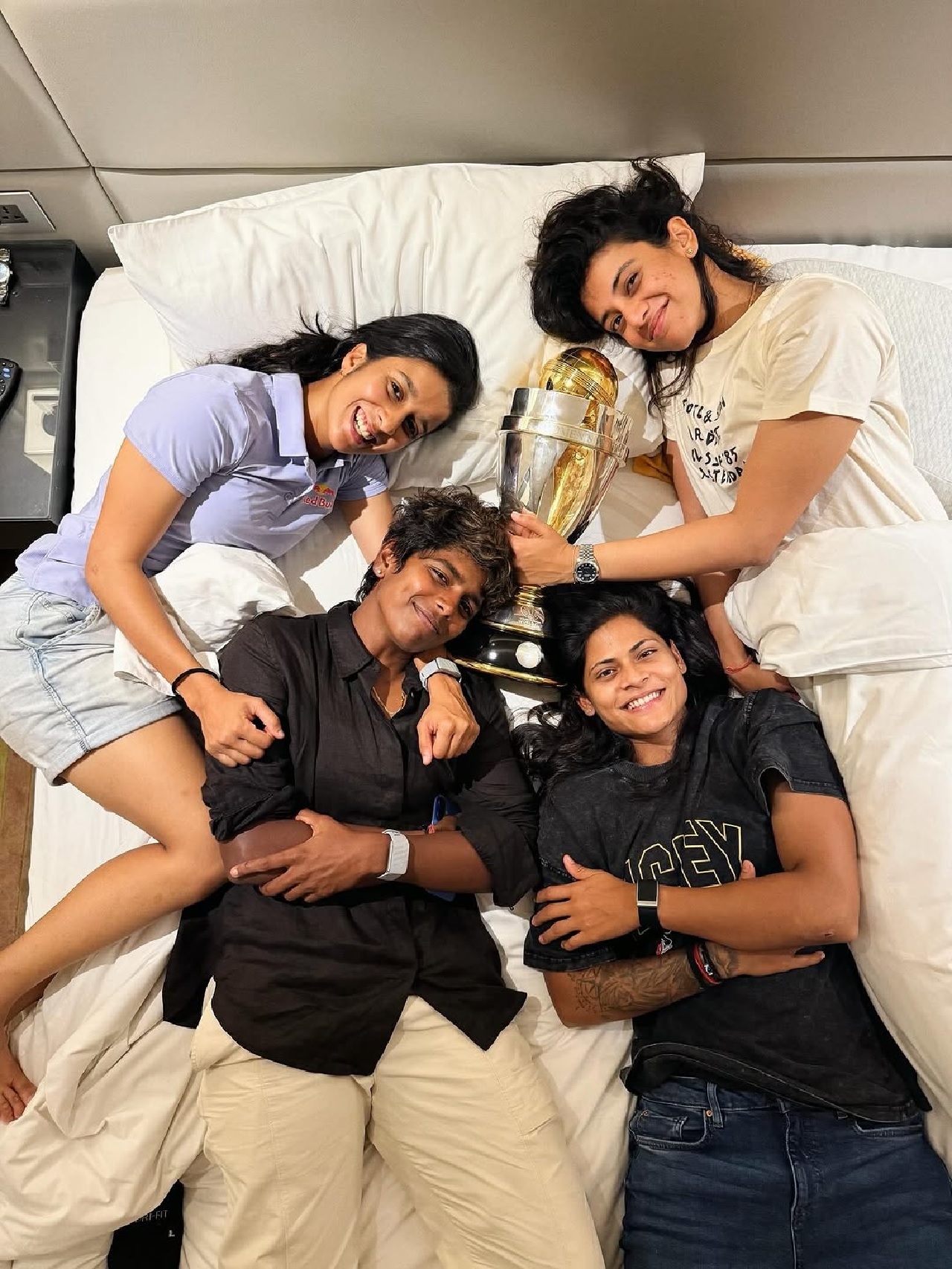 स्मृती मानधना, अरुधती रेड्डी, राधा यादव आणि जेमिमा रोड्रिग्ज यांनी एक पोस्ट सोशल मिडियावर केली आहे. यामध्ये त्या तिघीही ट्राॅफीला मिठी मारताना दिसत आहेत. याचा हा फोटो सध्या सोशल मिडीयवर व्हायरल होत आहे. फोटो सौजन्य - इंस्टाग्राम 