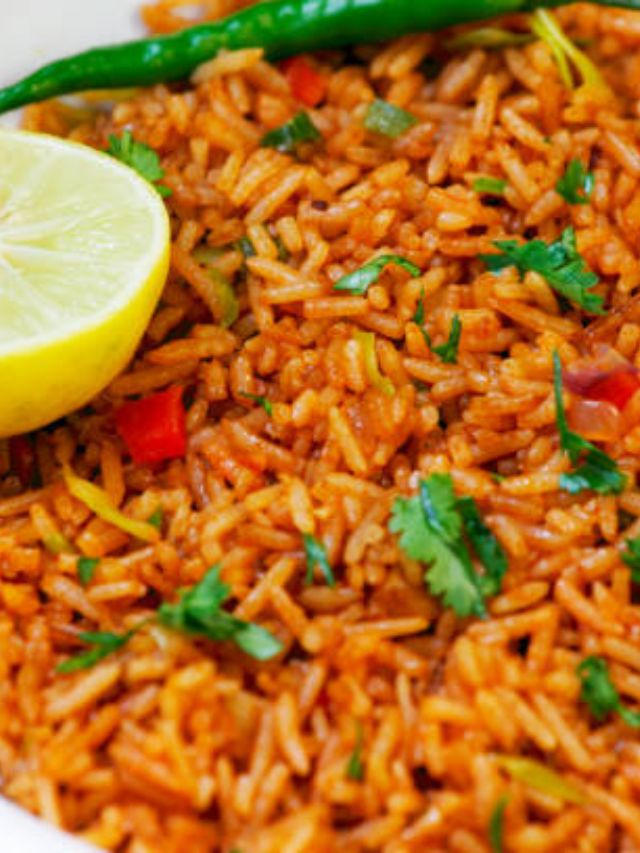 उरलेल्या भातापासून घरी बनवा चटपटीत टोमॅटो राईस