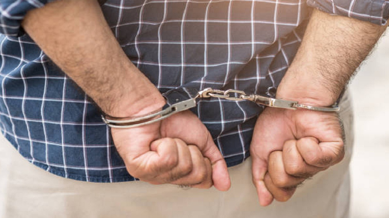 नगरसेवकाच्या शयर्तीतील इच्छुक उमेदवाराला ठोकल्या बेड्या; नेमकं काय आहे प्रकरण?