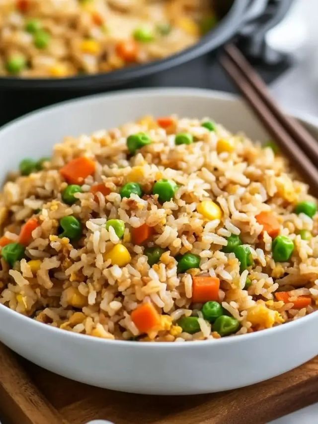 रात्रीच्या जेवणाला बनवा हॉटेल स्टाईल व्हेज फ्राईड राईस