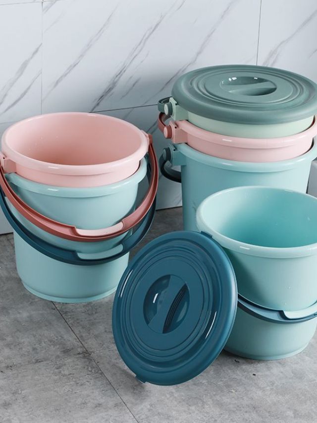 बाथरूममधील आंघोळीची बादली चिकट झालिये? घरगुती उपायांनी स्वच्छ करा