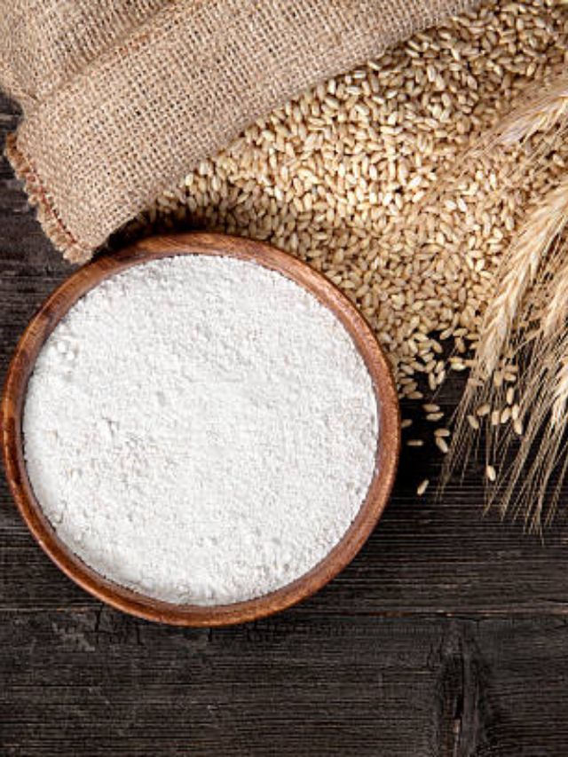 गव्हाच्या पिठामध्ये या गोष्टी चेहऱ्याची वाढेल चमक