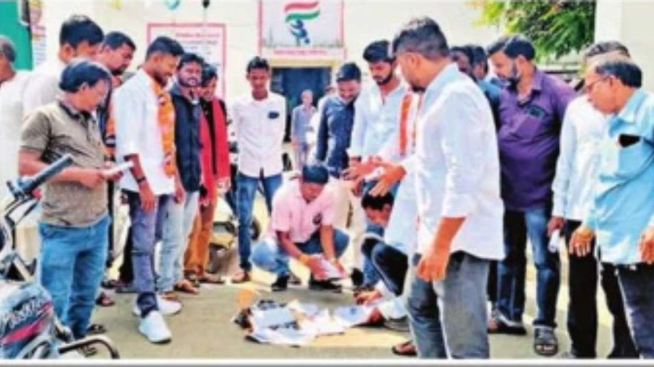 मनमानी कर आकारणीने नागरिक संतप्त, दारव्हानगर पालिकेच्या कारभारावर रोष; नोटीसची केली होळी