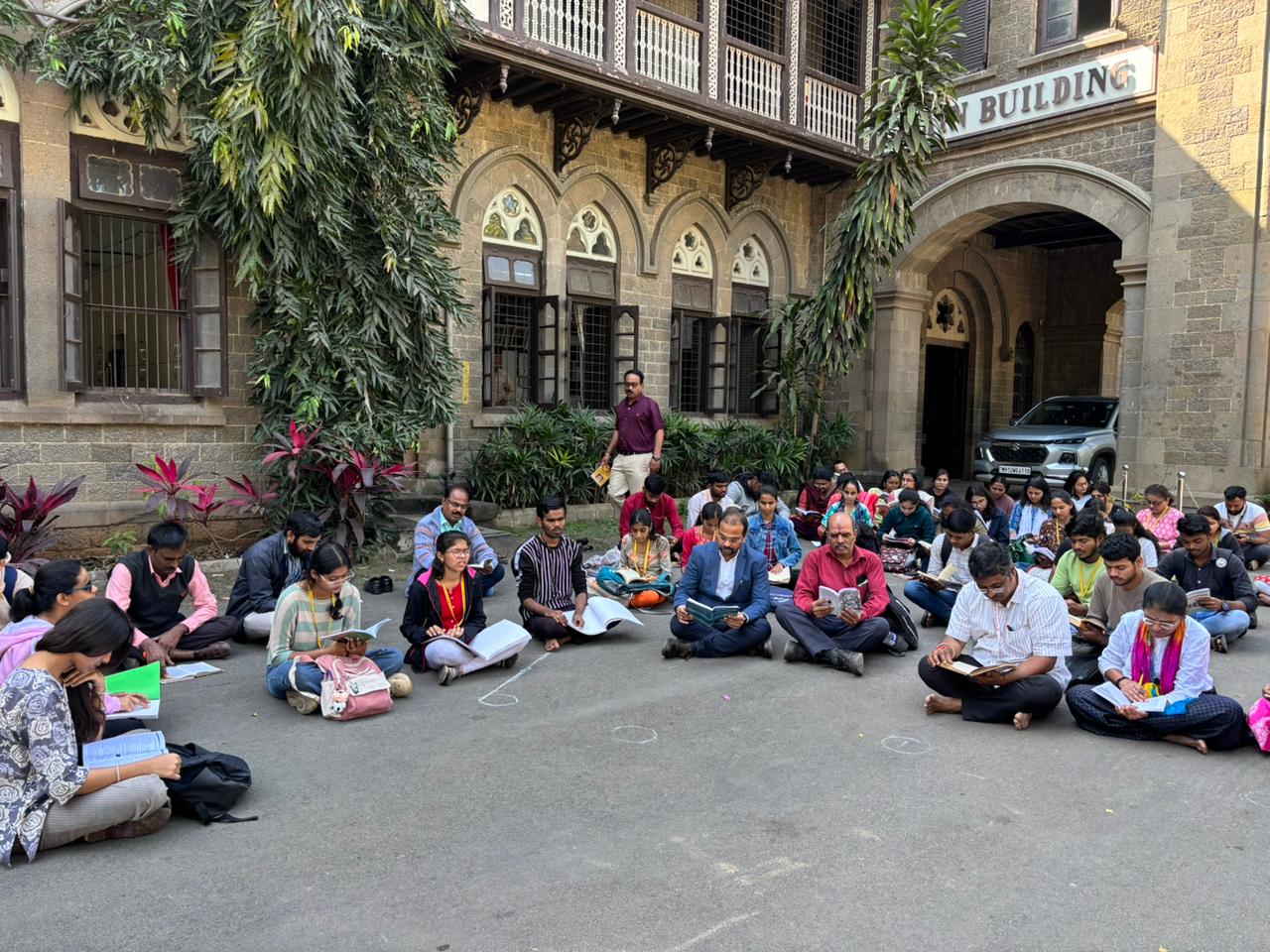 Pune Book Festival: शांतता… पुणेकर वाचत आहेत’! 1 लाखांपेक्षा अधिक फोटोज..