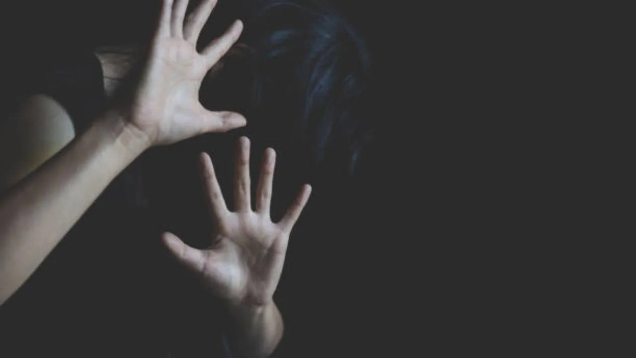 मध्यरात्री घरात शिरला, महिलेचे तोंड दाबले अन्…; पुणे जिल्ह्यातील संतापजनक प्रकार