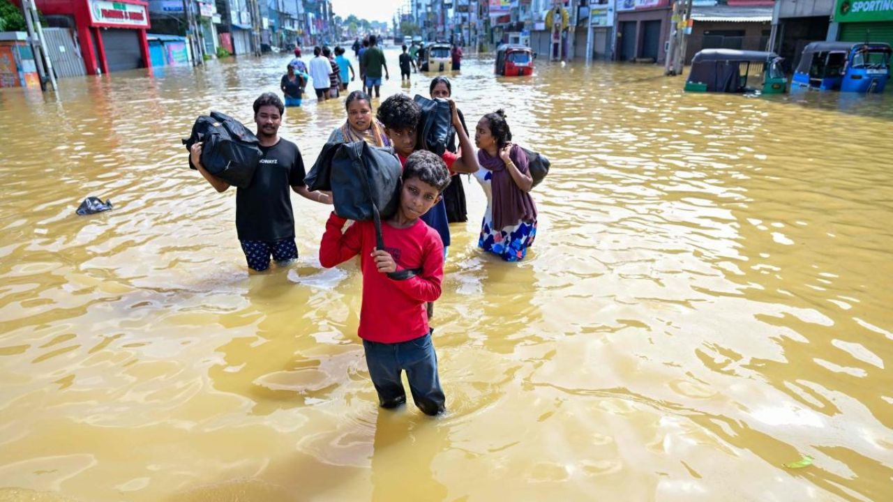 श्रीलंकेत Cyclone Ditwah मुळे मृत्यूचा तांडव ; भारताच्या मदतीने बचाव कार्य सुरु