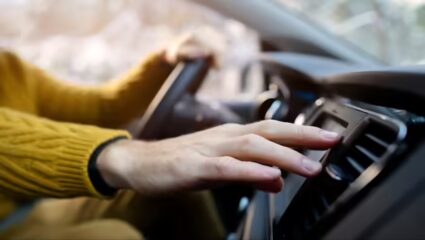 हिवाळ्यात कारमध्ये AC temperature किती ठेवायचं? अन्यथा आरोग्यासाठी ठरू शकतो घातक