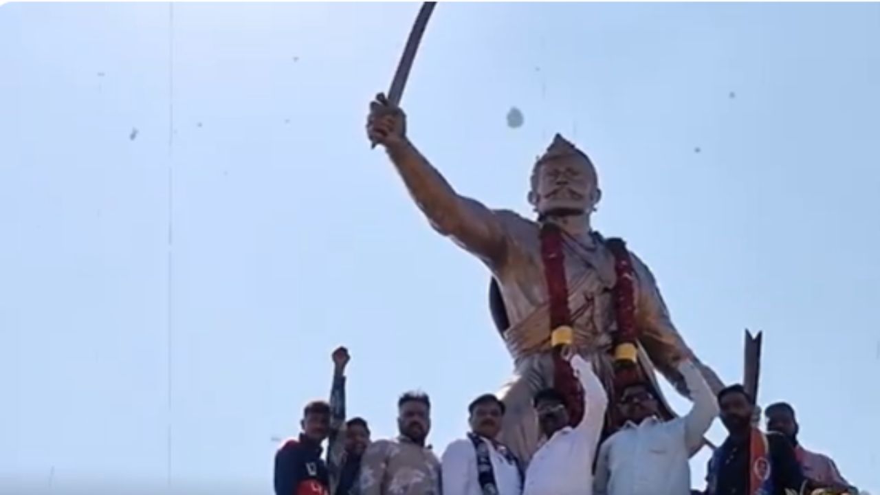 Ahilyanagar : वंचित बहुजन आघाडीकडून छत्रपती संभाजी महाराज पूर्णाकृती पुतळ्याला अभिवादन