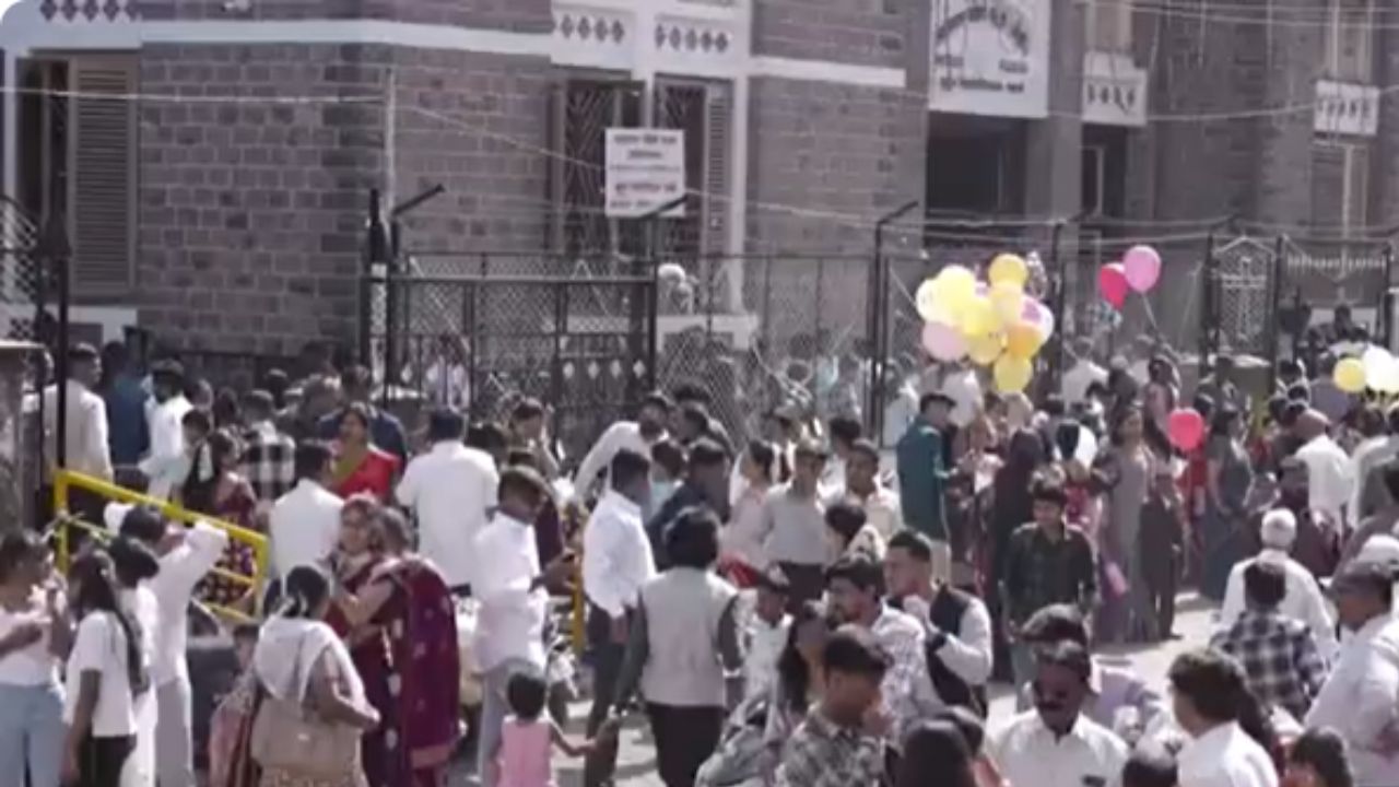अहिल्यानगरमध्ये 1833 साली स्थापन झालेल्या चर्चमध्ये येशू जन्मोत्सवासाठी गर्दी
