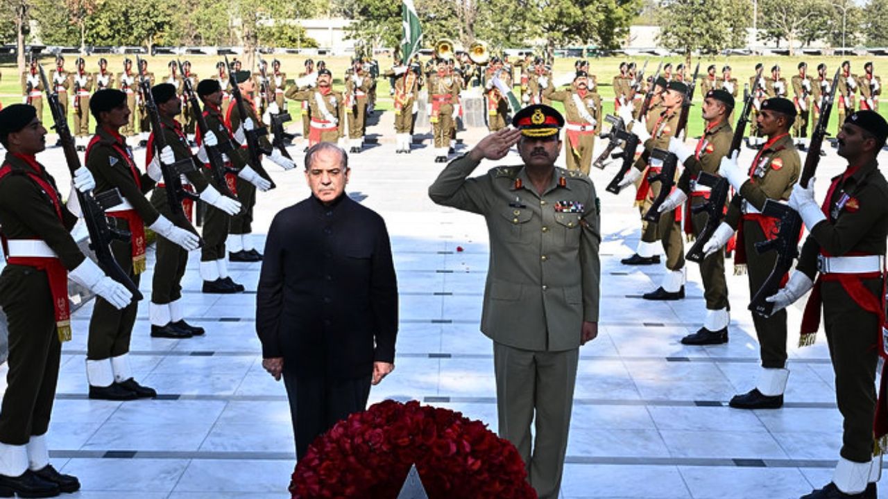 Pakistan CDF : शाहबाज शरीफ यांचा डाव पालटला; पाकिस्तानच्या राजकारणात आला नवा ट्विस्ट, ‘Asim Munir’च पाकिस्तानचे सर्वेसर्वा