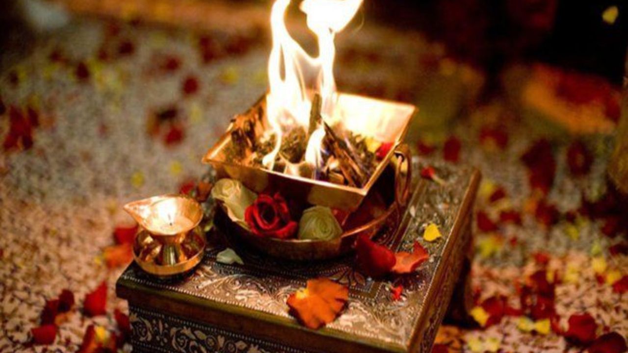 Astro Tips: हवनाची राख आहे अत्यंत शुभ; ‘हे’ उपाय केल्यास संकटे होतील दूर