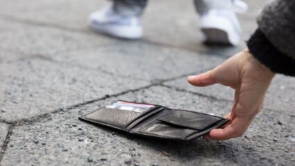 Astro Tips: रस्त्यावर पडलेले पैसे उचलणे शुभ की अशुभ, जाणून घ्या धार्मिक आणि ज्योतिष अर्थ