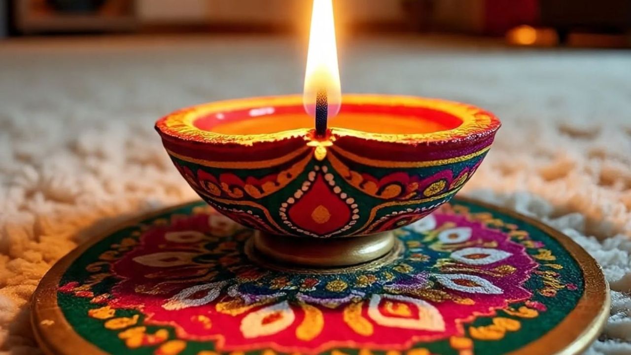 Astro Tips: नवीन वर्षाच्या पहिल्या दिवशी तुळशीच्या रोपासह या ठिकाणी लावा दिवा, देवी लक्ष्मी होईल प्रसन्न