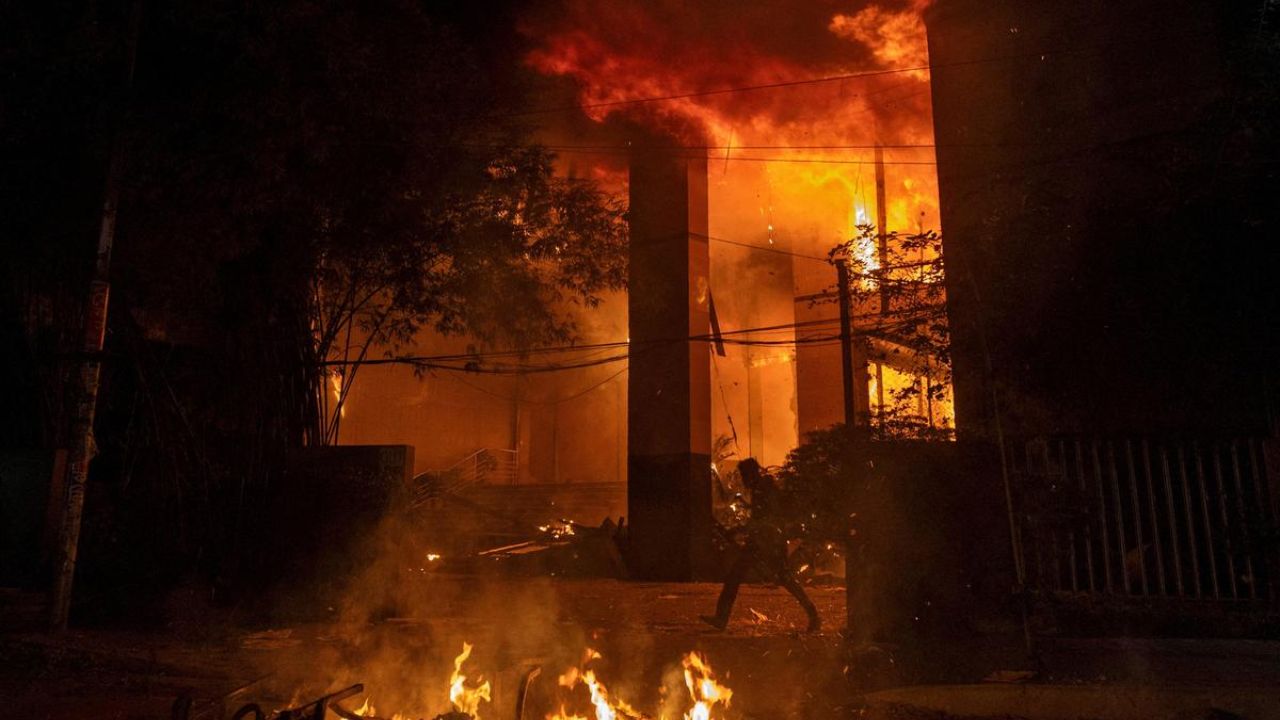 Bangladesh Violence : लक्ष्मीपूरमध्ये नरसंहार! घराला आग लावून पेटवून दिले; चिमुरडीचा आक्रोश विरला आगीत, VIDEO VIRAL