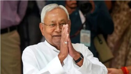 Nitish Kumar : आता माफी मागणार का…? हिजाब वादाचा प्रश्न ऐकून नितीश कुमार यांनी थेट जोडले हात