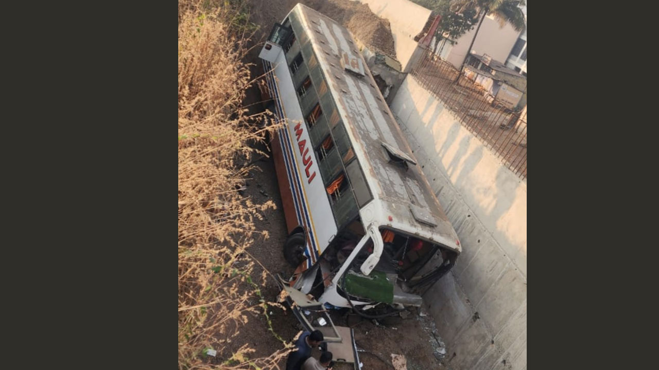 Satara News : वाठारजवळ सहलीच्या बसला अपघात; दहा विद्यार्थी गंभीर जखमी