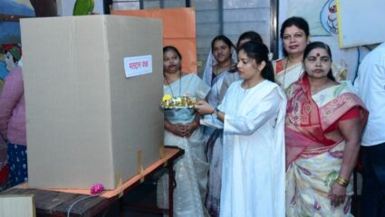 Local Body Elections : EVM मशीनची पूजा करणं पडलं महागात; पुण्यातील महिला उमेदवारांवर गुन्हा दाखल
