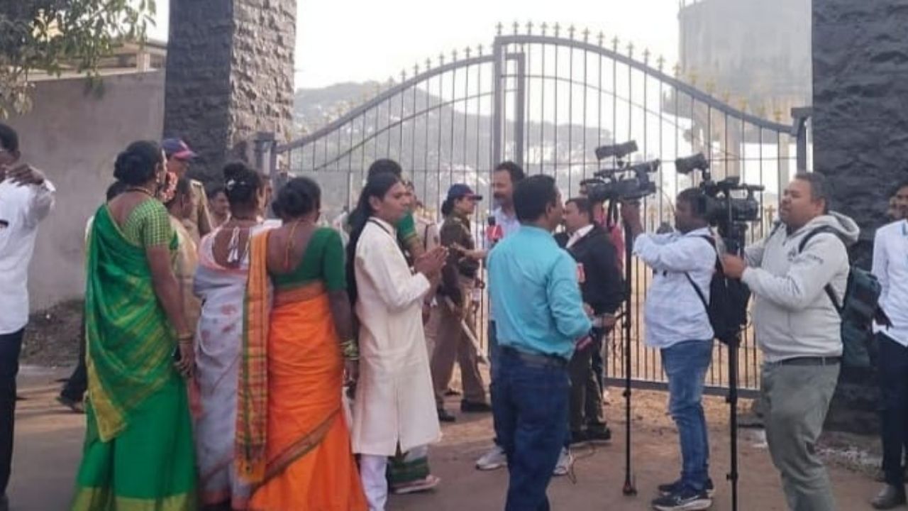 Maharashtra Local Body Election : कोल्हापूरच्या निवडणुकीमध्ये मिठाचा खडा? कागलमध्ये मतदान केंद्रावर पोलीस अन् तृतीयपंथीचा वाद