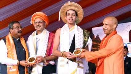 50 दिवसांत 2000 वैदिक मंत्रांचे शुद्ध उच्चारण करणारा 19 वर्षीय देवव्रत, पंतप्रधान मोदींनी केला गौरव