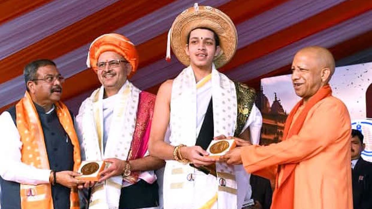 50 दिवसांत 2000 वैदिक मंत्रांचे शुद्ध उच्चारण करणारा 19 वर्षीय देवव्रत, पंतप्रधान मोदींनी केला गौरव