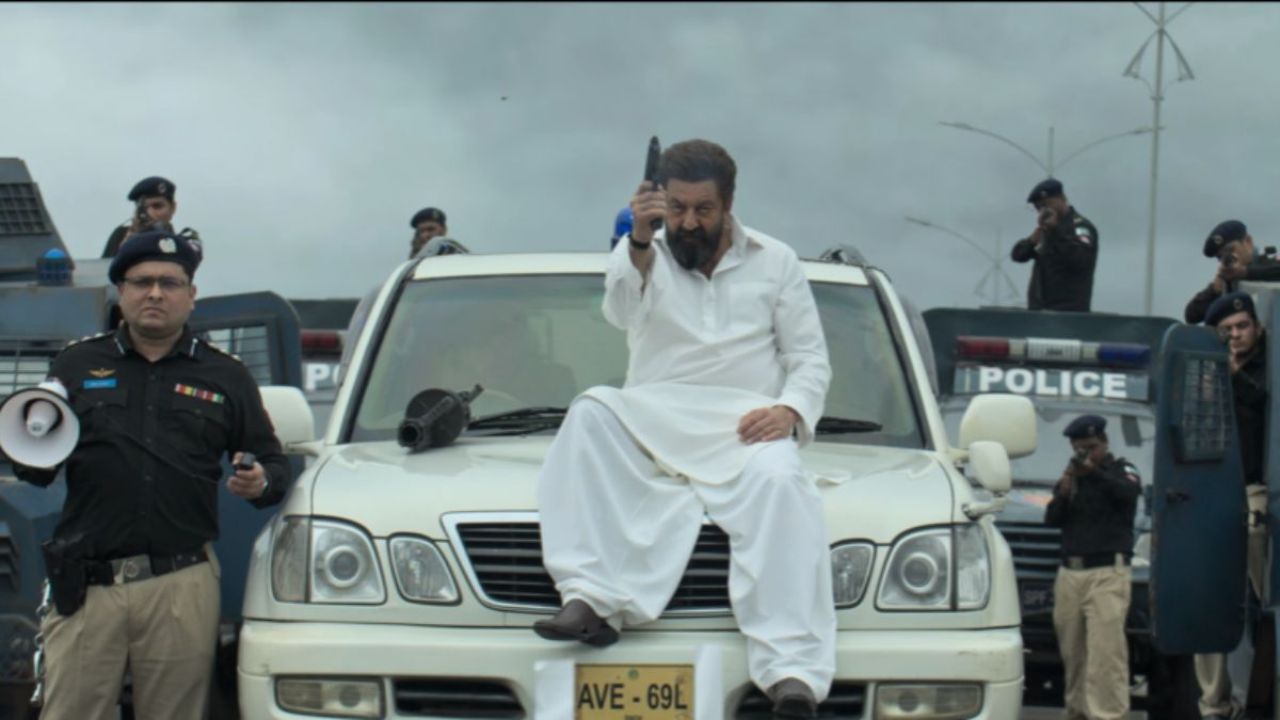 Lexus LX 470: चित्रपटात एसपी अस्लम चौधरीची भूमिका साकारणारा संजय दत्त लेक्सस एलएक्स 470 चालवताना दिसतो. ही प्रीमियम पांढऱ्या रंगाची एसयूव्ही त्याच्या पॉवरफुल व्यक्तिरेखेला आणखी उजळ करते. एलएक्स 470 त्याच्या खडबडीतपणा आणि रस्त्याच्या उपस्थितीने प्रत्येक सीनमध्ये जीवंतपणा आणते.