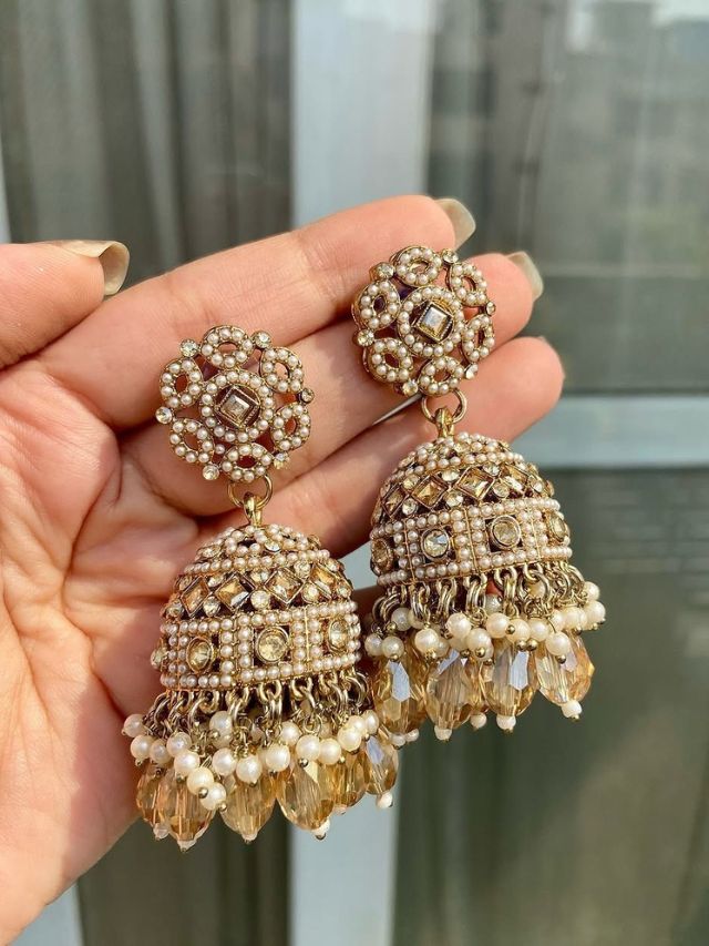 सिल्क साडीसह carry करा हेवी वर्क इअरिंग्ज, रॉयल डिझाइन्स