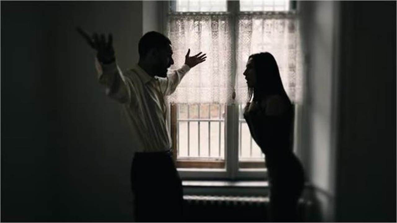 Extra Marital Affair! रागाच्या भरात विवाहित महिलेने प्रियकराचे कापले गुप्तांग, पुढच्याच क्षणी रक्ताच्या थारोळ्यात अर्धनग्न महिला