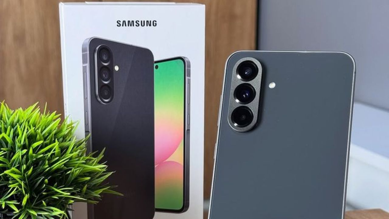 Samsung Galaxy यूजर्सना झटका! A सिरीज स्मार्टफोन महागणार; Galaxy A56 च्या किंमतीत होऊ शकते इतक्या रुपयांची वाढ