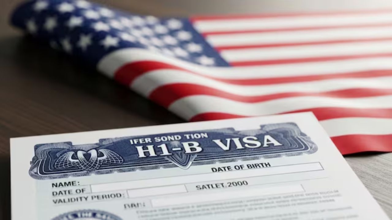 H-1B Visa : ट्रम्पच्या कडक व्हिसा नियमांचा धसका; अमेरिकेत घरातच अडकले भारतीय 